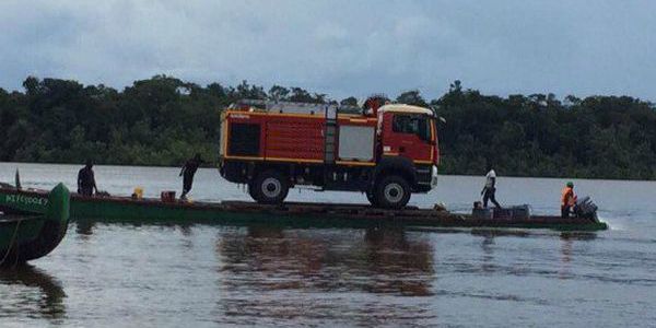 Camion assuré en temporaire sur le fleuve Maroni Guyane